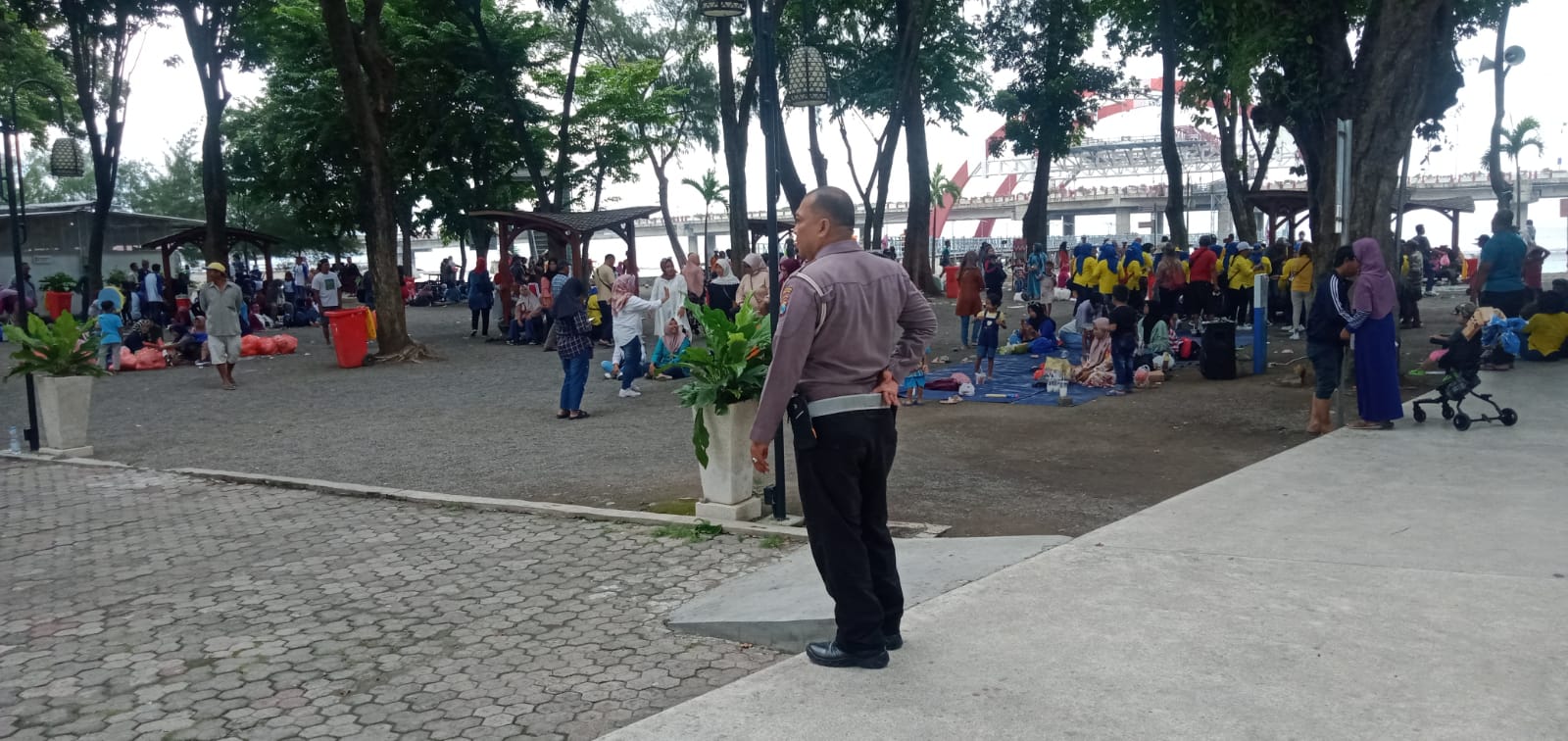 Polsek Kenjeran Lakukan Patroli Pengamanan di Taman Kenjeran, Situasi Terpantau Aman Terkendali
