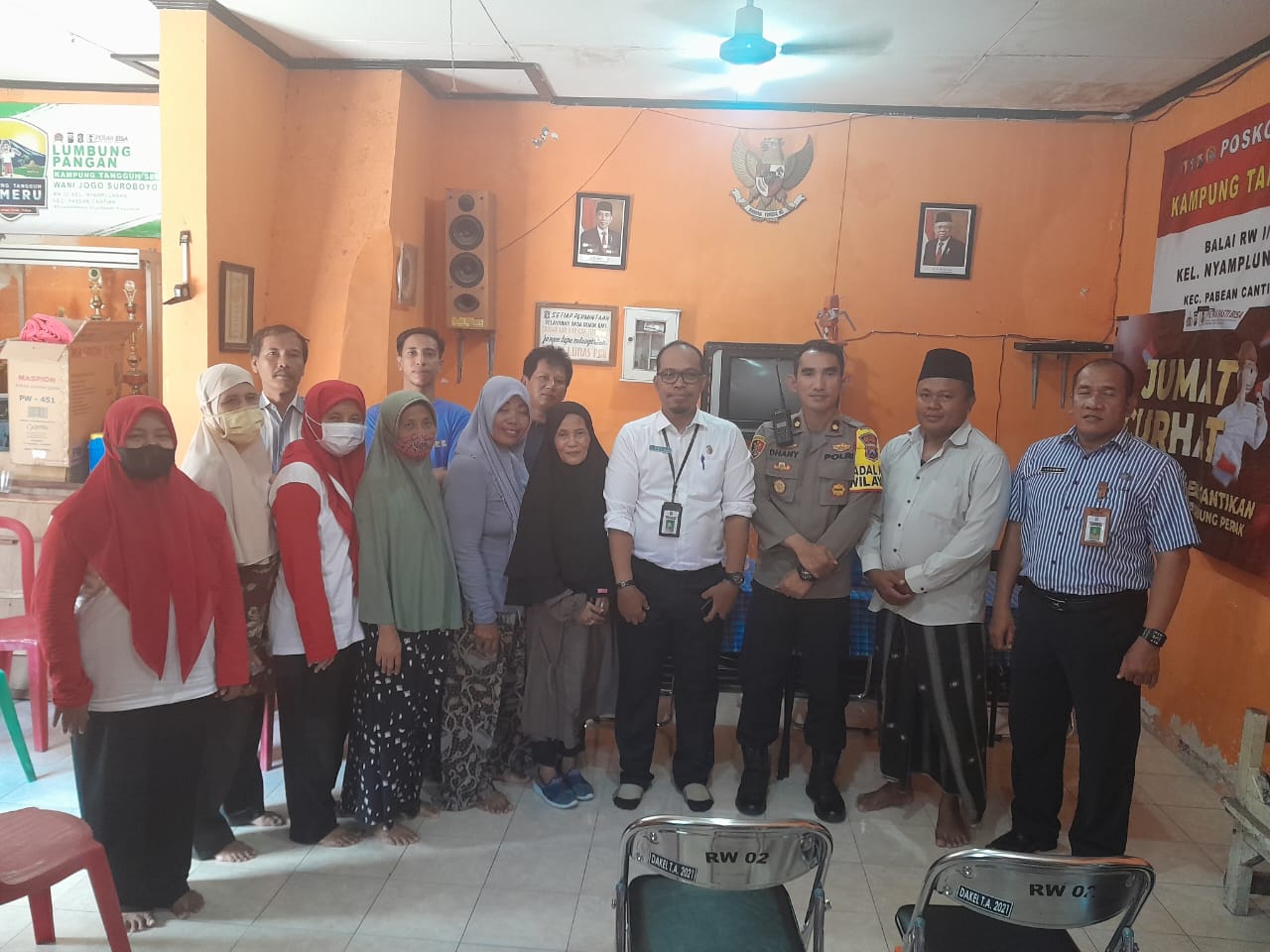 Polsek Pabean Cantikan Laksanakan Jumat Curhat Di Kalimas, Dekatkan Diri Dengan Masyarakat