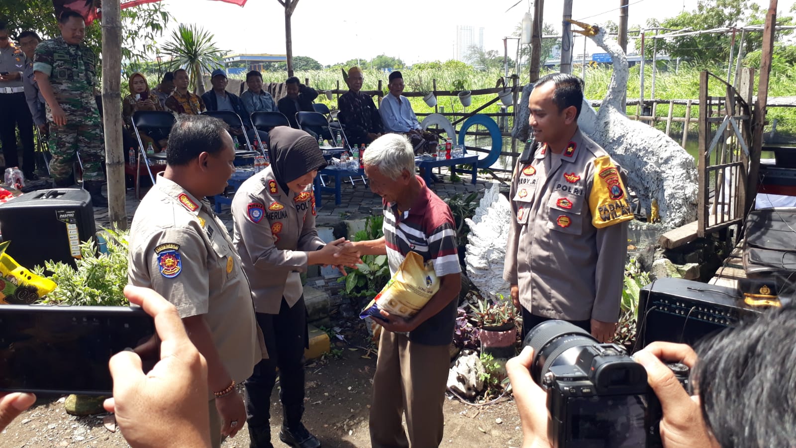 "Jum'at Curhat," Polres Pelabuhan Tanjung Perak Gelar Baksos Dan Pembagian Sembako Ke Warga