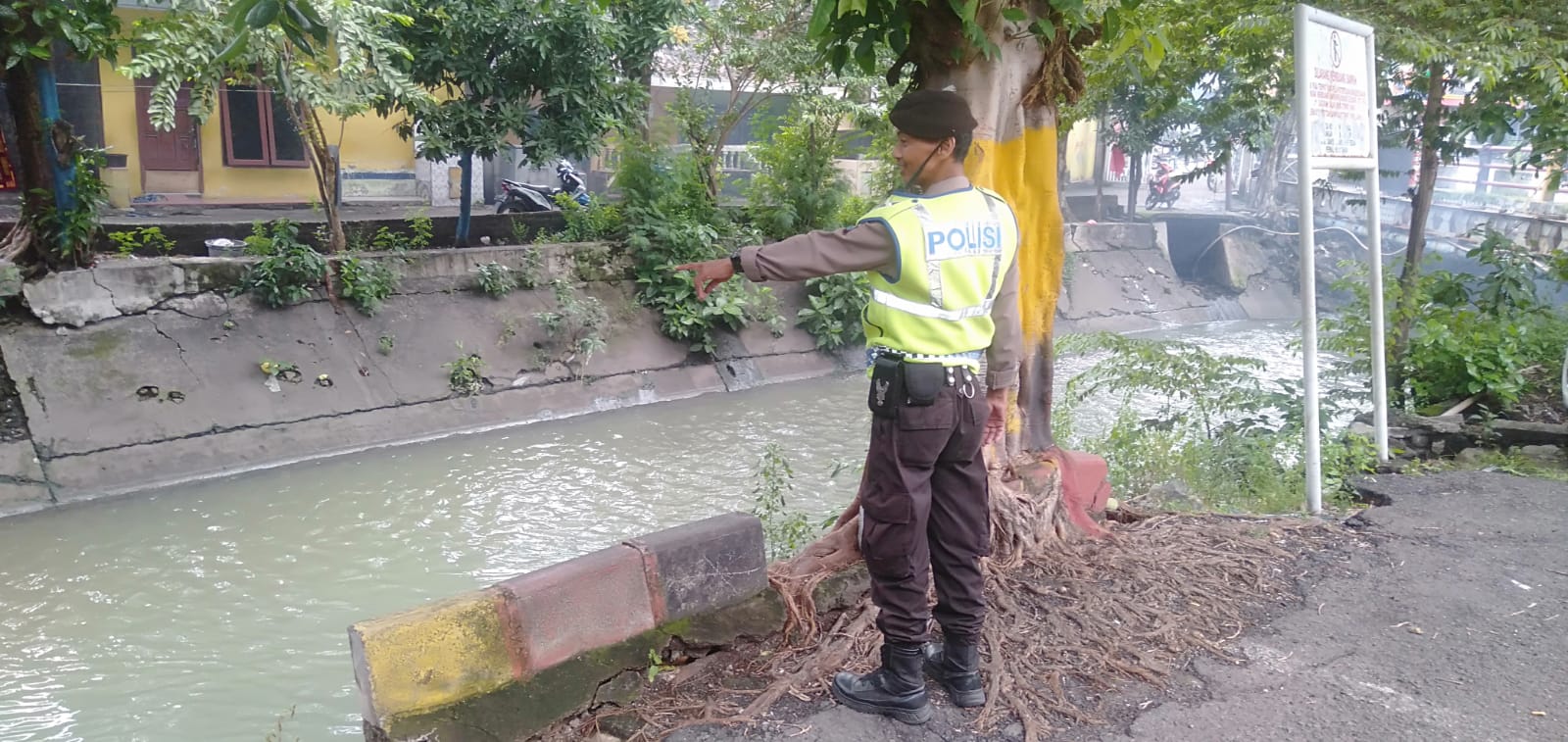 Polsek Semampir Laksanakan Pemantauan di Sungai Pegirian, Antisipasi Adanya Bencana Alam