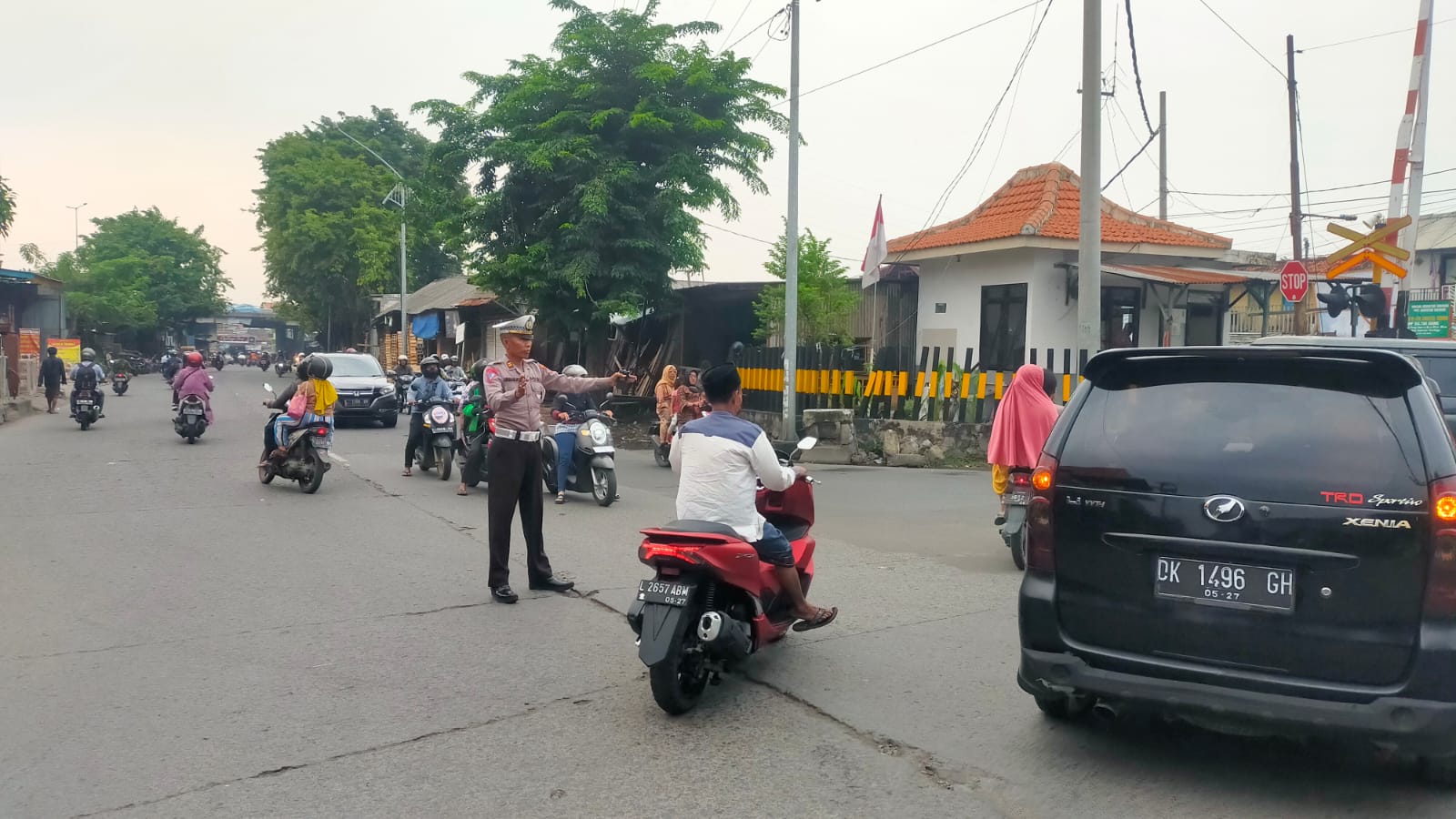 Polsek Asemrowo Pantau Arus di Tambak Mayor Antisipasi Kemacetan Sore