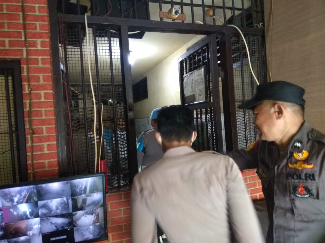 Personil Polres Pelabuhan Tanjung Perak Lakukan Pengecekan Ruang Tahanan, Terpantau Dalam Kondisi Baik