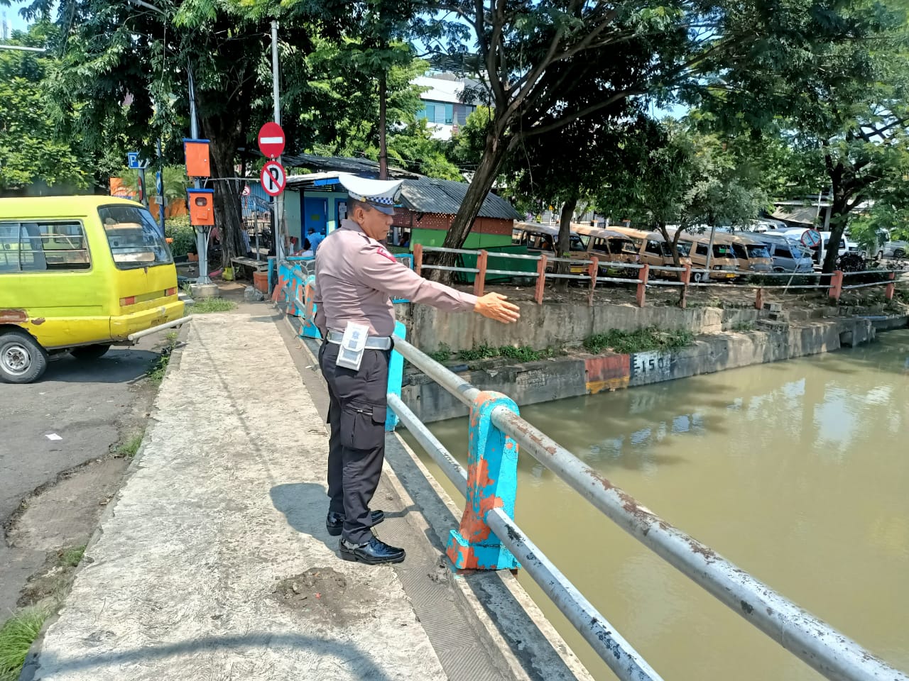 Polsek Pabean Cantikan Cek Debit Sungai Kalimas, Antisipasi Adanya Potensi Banjir