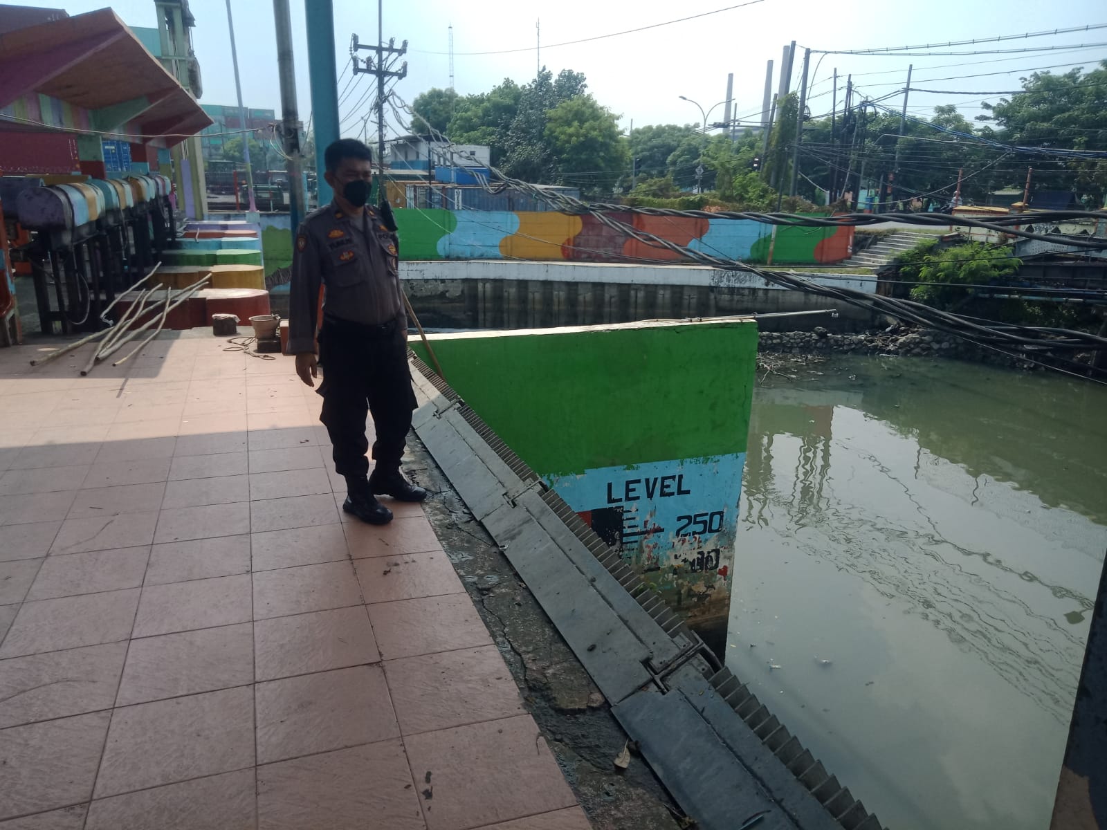 Polsek Asemrowo Laksanakan Pengecekan Debit Air Sungai dan Pompa Air Waspada Potensi Banjir