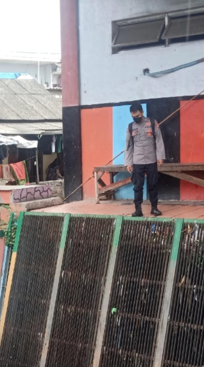 Antisipasi Potensi Banjir, Personil Polsek Krembangan Rutin Laksanakan Pengecekan Debit Air Sungai