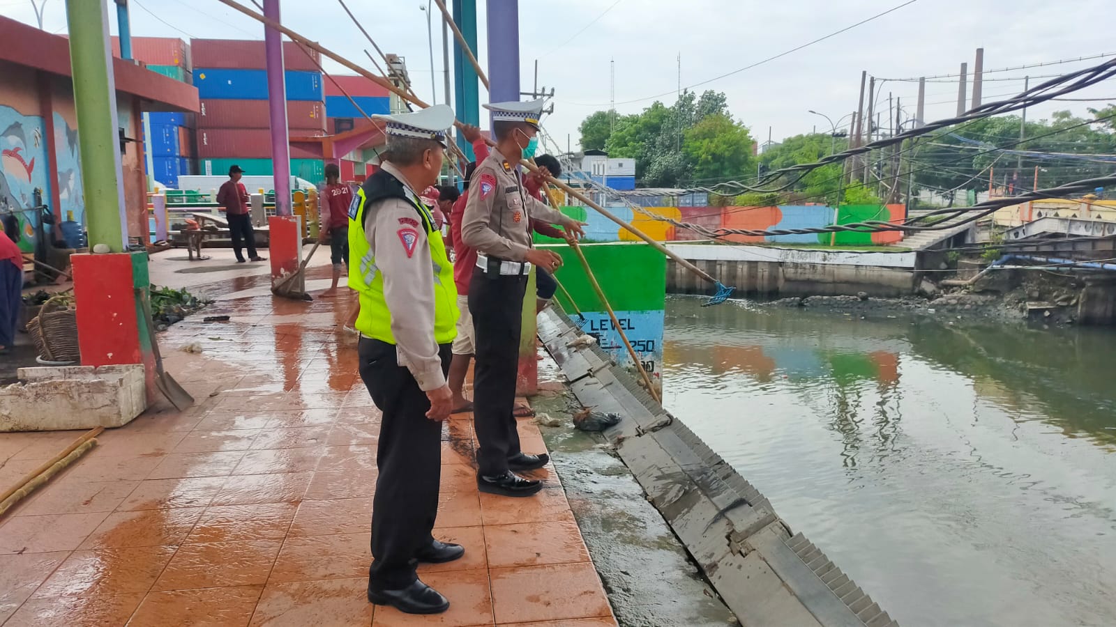 Polsek Asemrowo Lakukan Pengecekan Ketinggian Air Pompa Balong II Terpantau Masih Dalam Batas Normal