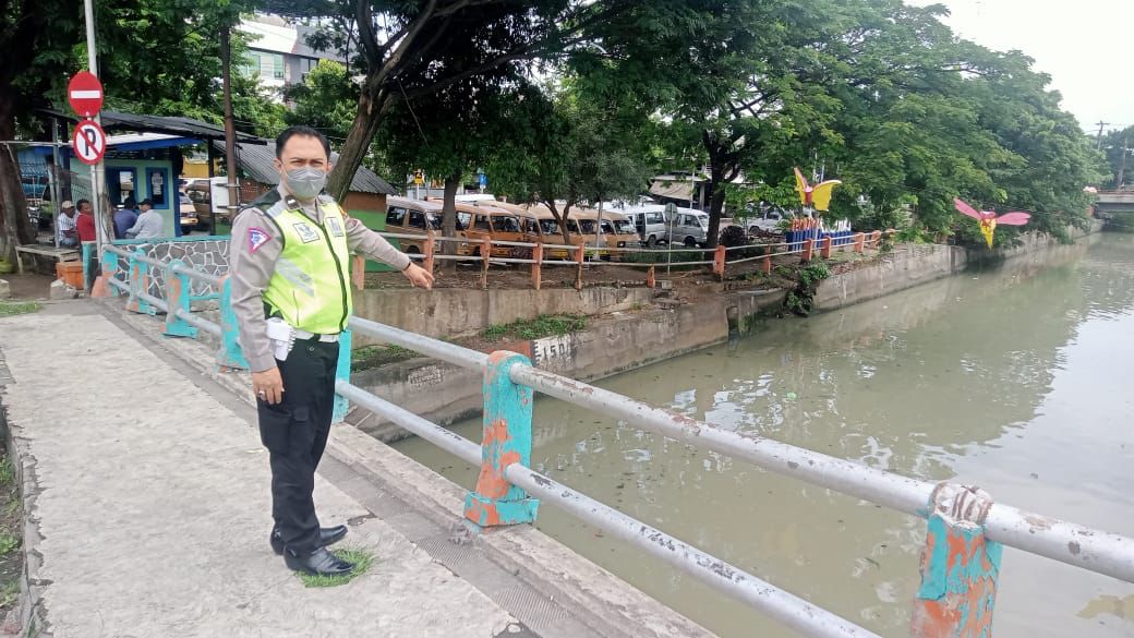 Polsek Pabean Cantikan Cek Ketinggian Debit Air Sungai, Waspada Potensi Banjir