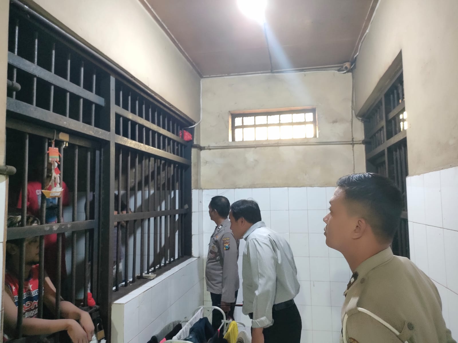 Polsek Kenjeran Lakukan Pengecekan Ruang Tahanan Antisipasi Masuknya Barang Terlarang