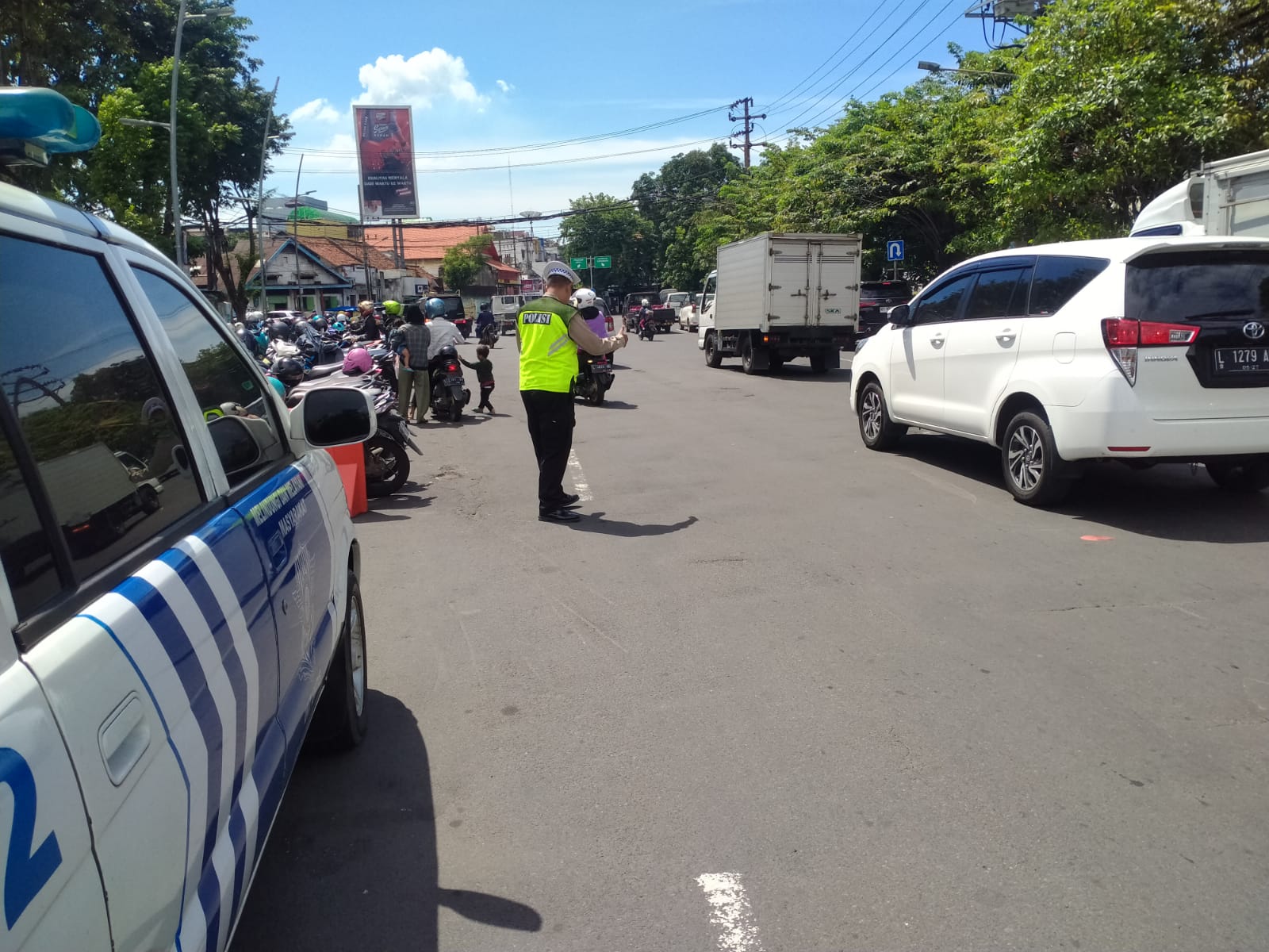 Polsek Pabean Cantikan Laksanakan Pengaturan Lalu Lintas di Jalan Bunguran, Antisipasi Kemacetan