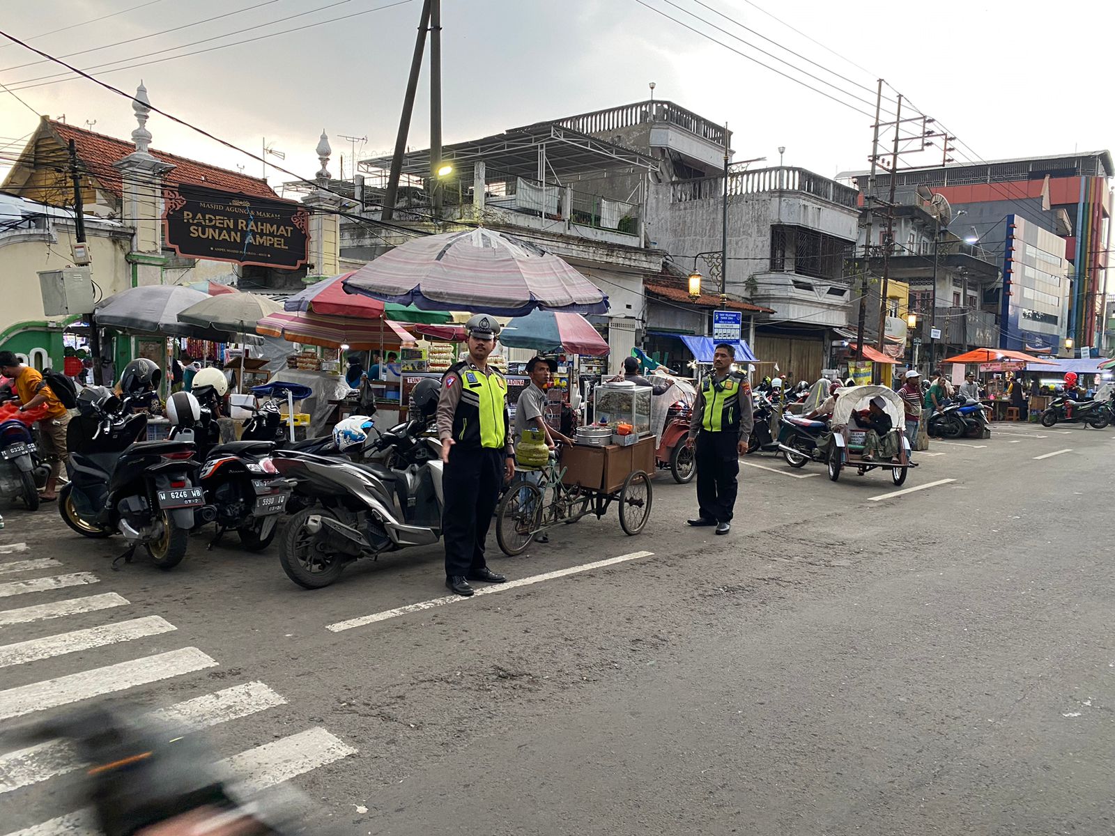 Polsek Semampir Laksanakan Patroli Ngabuburit di Depan Pintu Masuk Ampel, Situasi Dilaporkan Lenggang