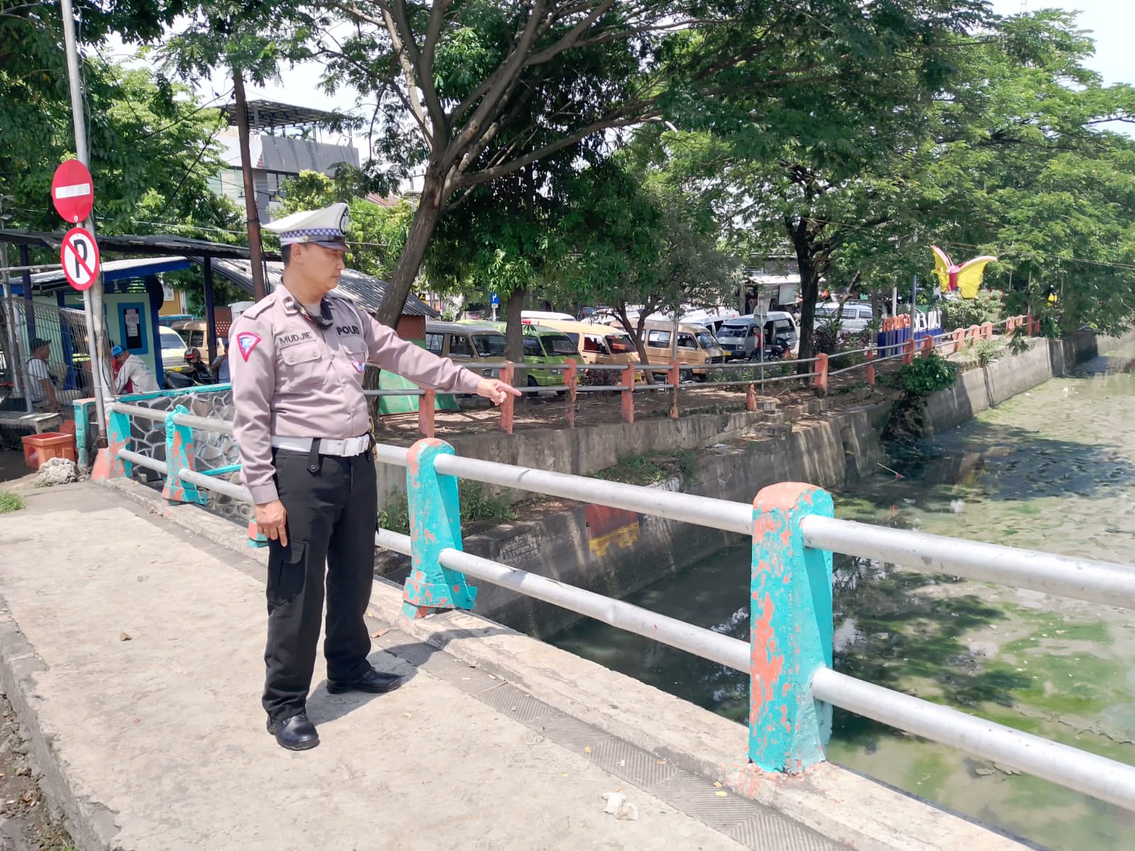 Polsek Pabean Cantikan Cek Debit Air Sungai Kalimas, Antisipasi Potensi Banjir