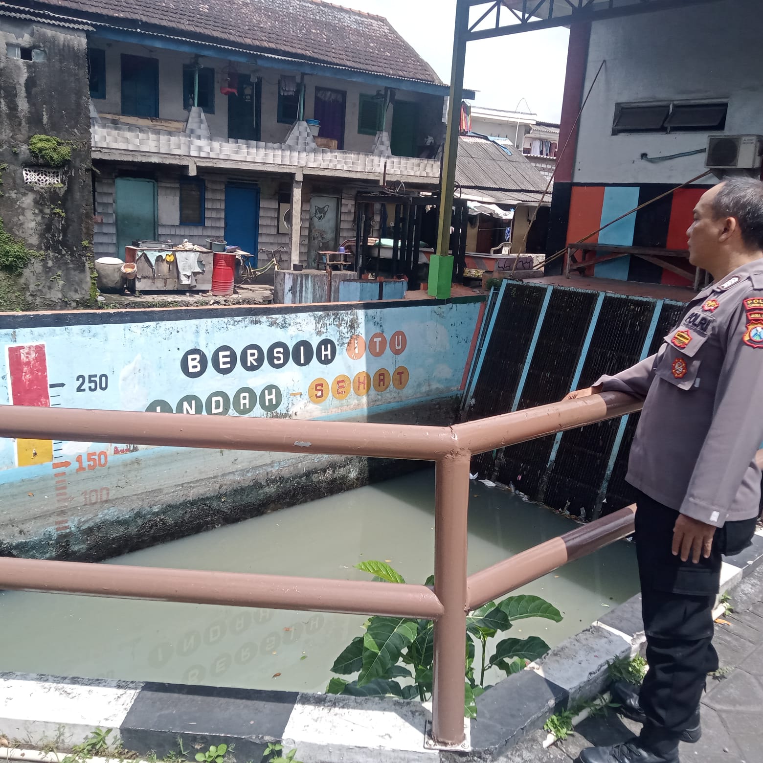 Personil Sat Sabhara Polsek Krenbangan Laksanakan Pengecekan Debit Air Jalan Tanjung Sadari