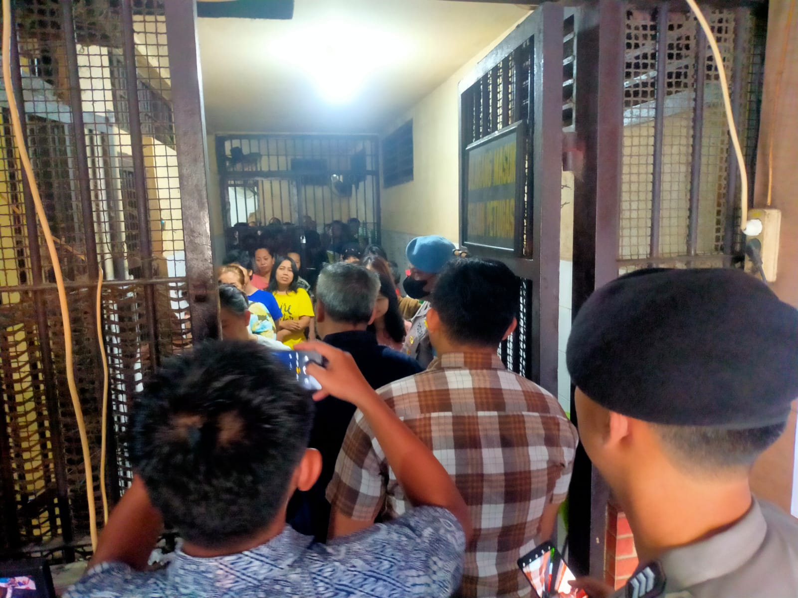 Personil Polres Pelabuhan Tanjung Perak Rutin Laksanakan Pengecekan Ruang Tahanan Antisipasi Adanya Tahanan Sakit