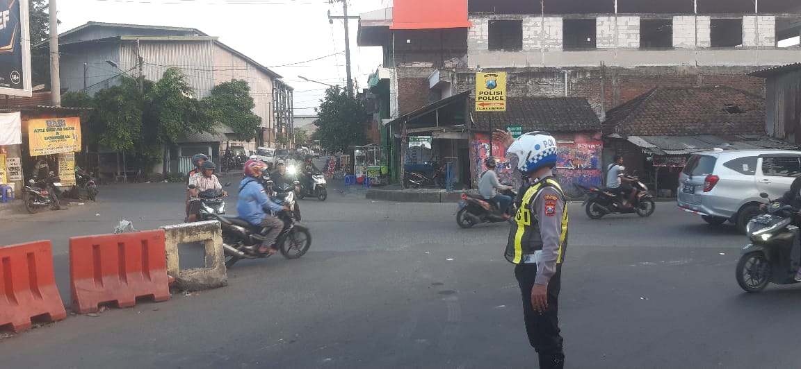 Polsek Asemrowo Lakukan Patroli Lalu Lintas Sore Antisipasi Kemacetan