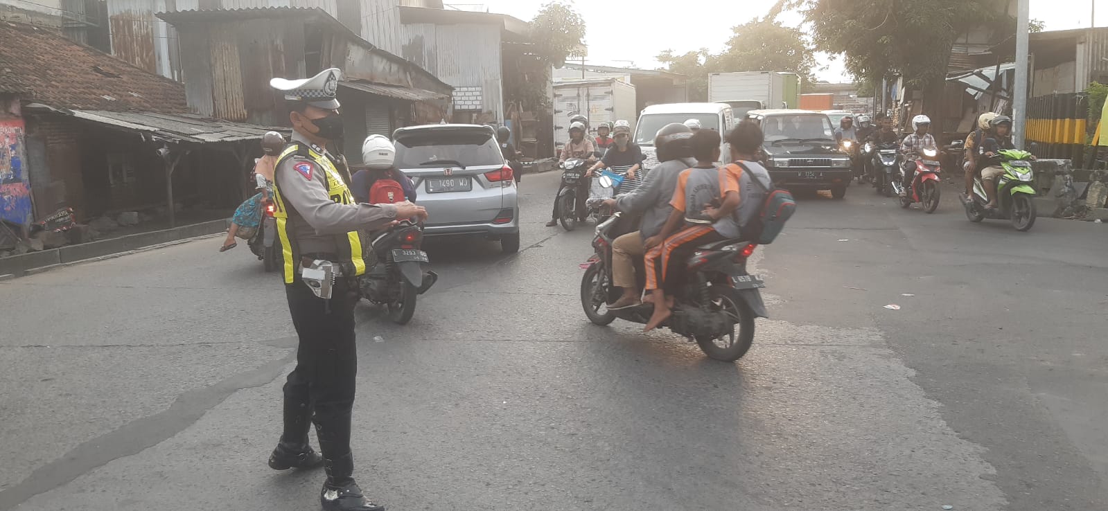 Polsek Asemrowo Laksanakan Pengaturan Lalu Lintas Sore Cegah Kemacetan