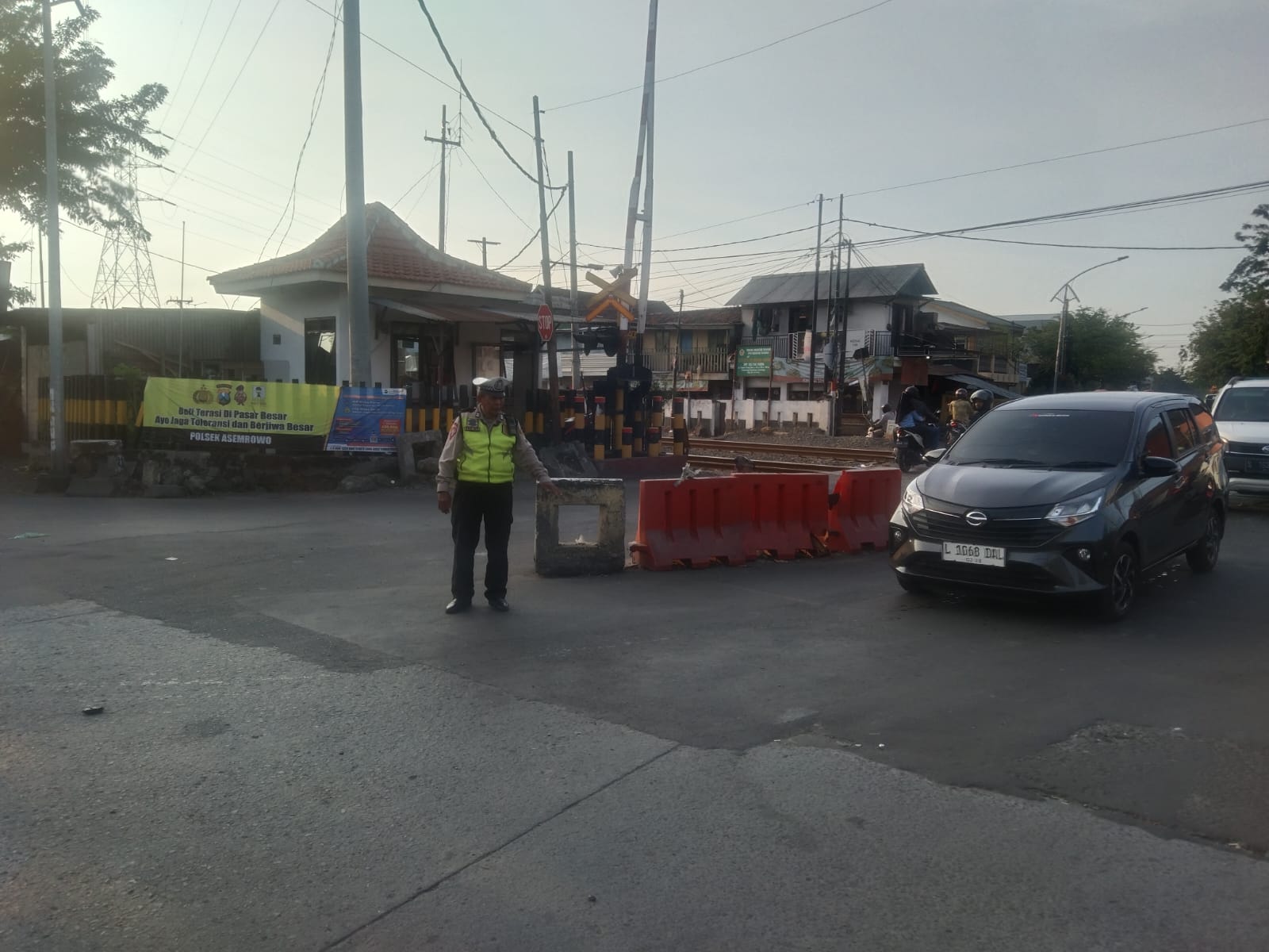 Personil Polsek Asemrowo Laksanakan Pemantauan Arus di Rel KA Tambak Mayor, Antisipasi Kemacetan