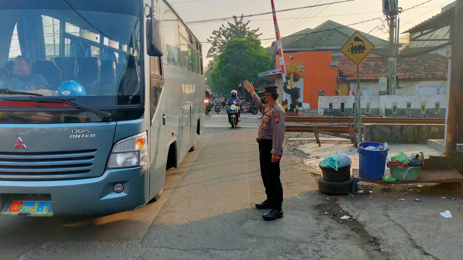 Polsek Asemrowo Laksanakan Giat Pos Awal di Tambak Mayor, Arus Lalu Lintas Terpantau Lancar