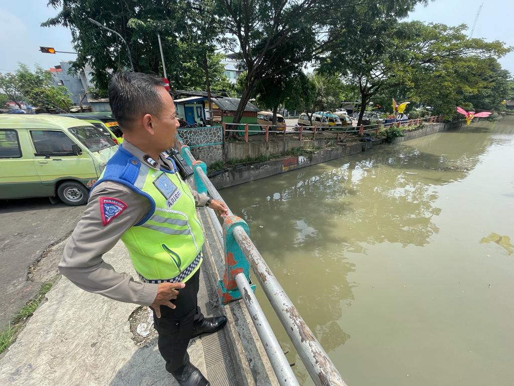 Polsek Pabean Cantikan Cek Ketinggian Debit Air Sungai Kalimas, Waspada Potensi Banjir
