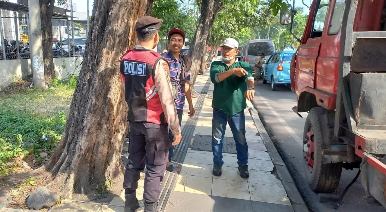 Polres Pelabuhan Tanjung Perak Berikan Himbauan Keamanan Melalui Patroli Keliling