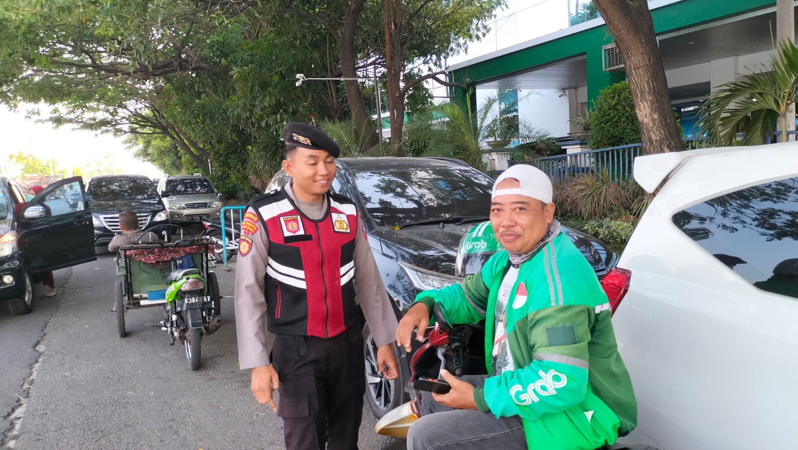 Patroli Dialogis Dilaksanakan oleh Personil Polres Pelabuhan Tanjung Perak, Sampaikan Himbauan Keamanan