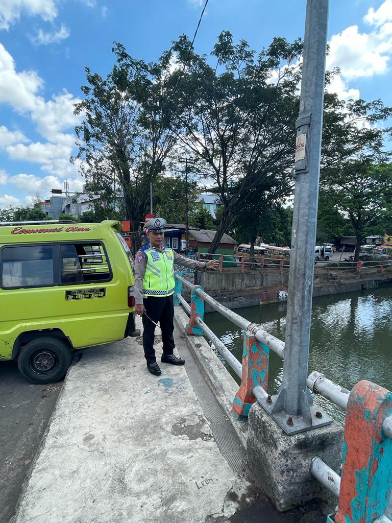 Polsek Krembangan Cek Ketinggian Debit Air Sungai di Tanjung Sadari, Waspada Potensi Banjir