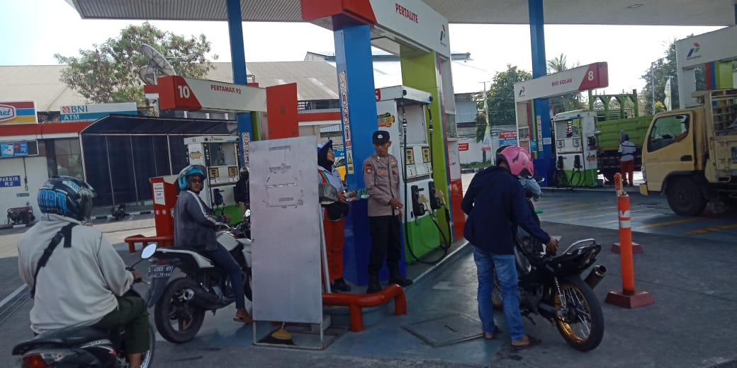 Polsek Asemrowo Laksanakan Patroli Pemantauan SPBU Margomulyo, Sampaikan Himbauan Kamtibmas Kepada Petugas