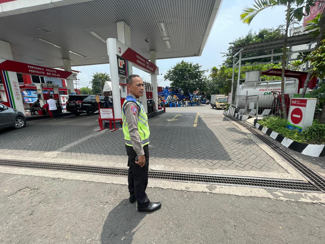 Polsek Krembangan Laksanakan Pengaturan di Depan SPBU Kalianak, Pastikan Arus Lalu Lintas Lancar