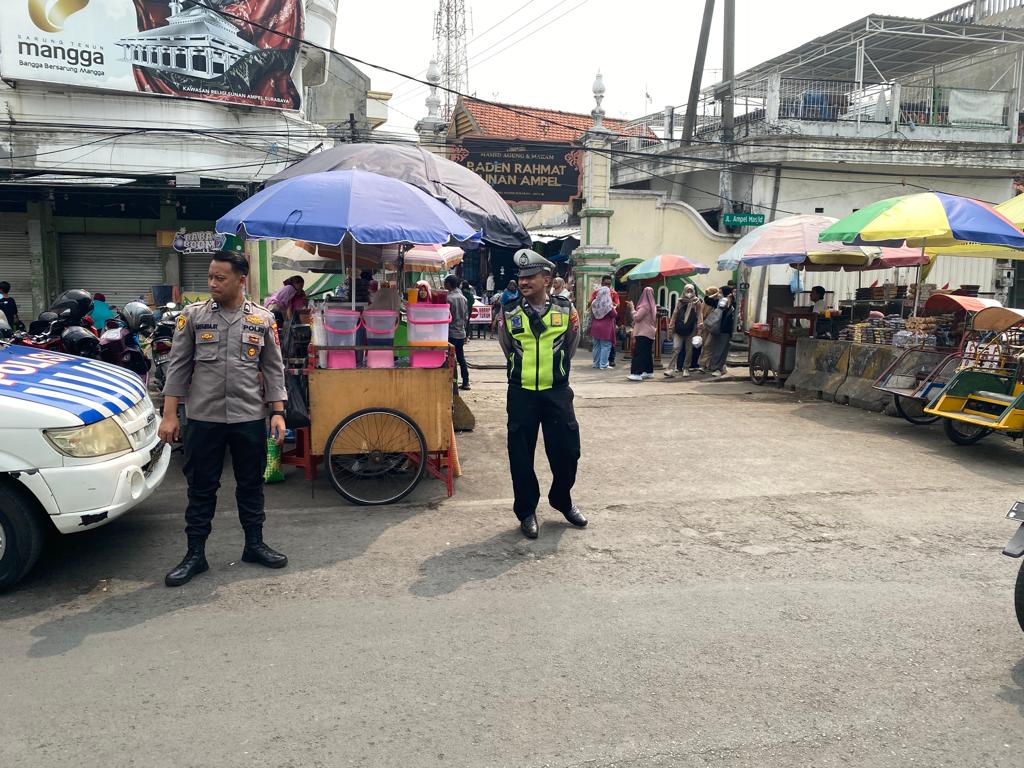 Polsek Semampir Laksanakan Patroli Keamanan di Depan Pintu Masuk Religi Ampel, Waspada Potensi Kerawanan