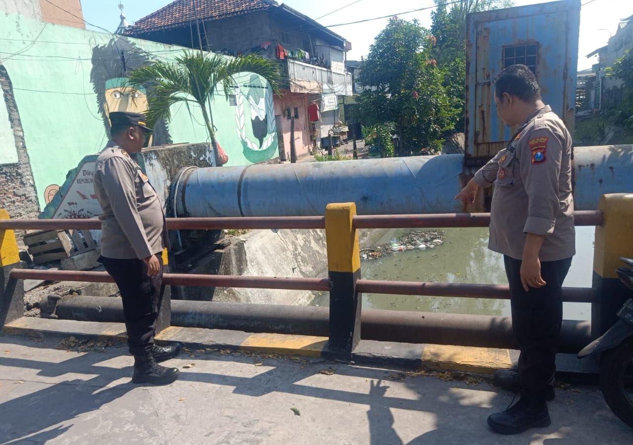 Polsek Krembangan Laksanakan Pengecekan Ketinggian Air Sungai, Waspada Potensi Banjir