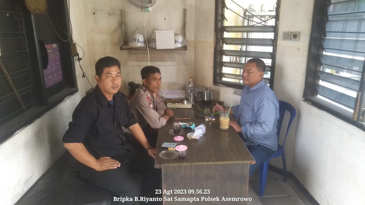 Polsek Asemrowo Laksanakan Patroli Pemantauan Pergudangan Injaplas, Sampaikan Pesan Harkamtibmas