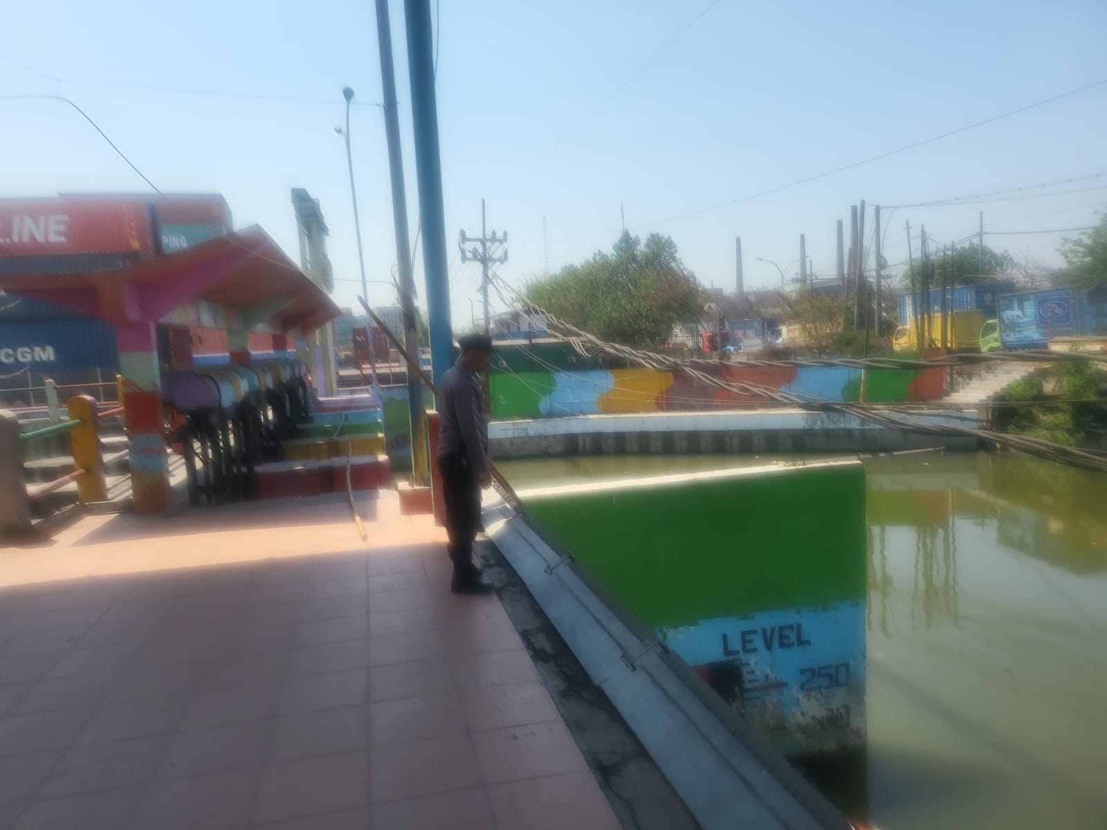 Polsek Asemrowo Pantau Ketinggian Debit Air di Pintu Air Balong II