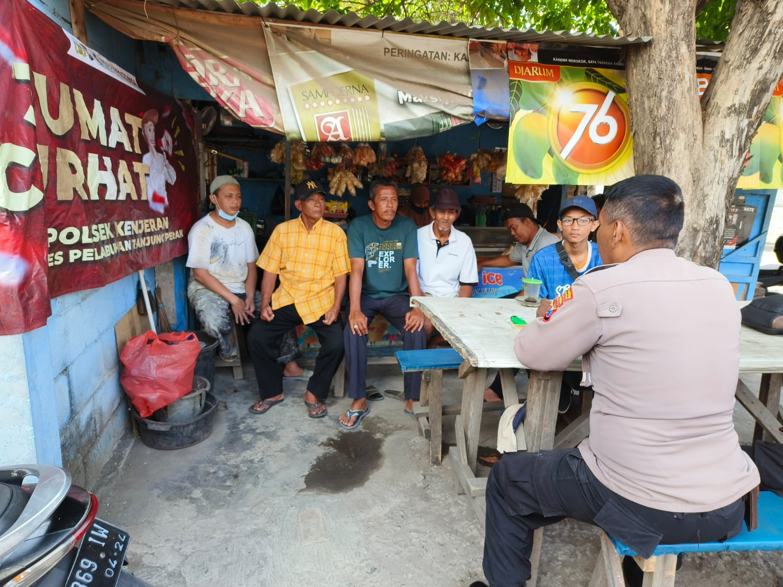 Polsek Kenjeran Melaksanakan Program Jumat Curhat Bersama Warga Jalan Nambangan