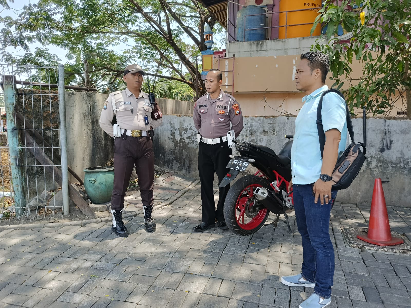 Polsek Kenjeran Melaksanakan Patroli Antisipasi Kerawanan di Perumahan, Situasi Terpantau Kondusif