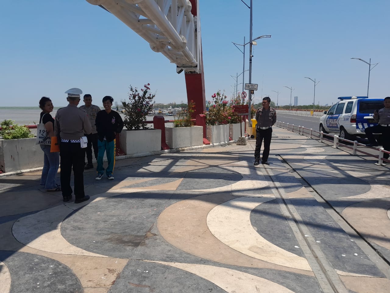 Polsek Kenjeran Antisipasi Adanya Balap Liar dan Tawuran Melalui Patroli di Jembatan Suroboyo