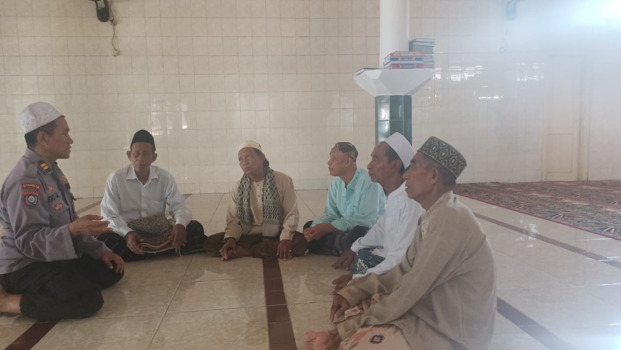 Kanit Binmas Polsek Pabean Cantikan Sambangi Takmir Masjid Hidayatulloh dalam Kegiatan Jumat Berkah