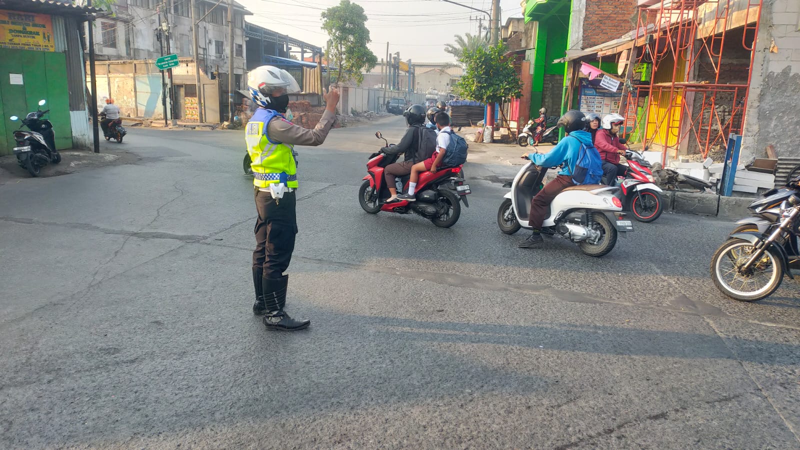 Polsek Asemrowo Melaksanakan Pengaturan Lalin Pagi di Persimpangan Rel Tambak Mayor, Situasi Terpantau Ramai Lancar