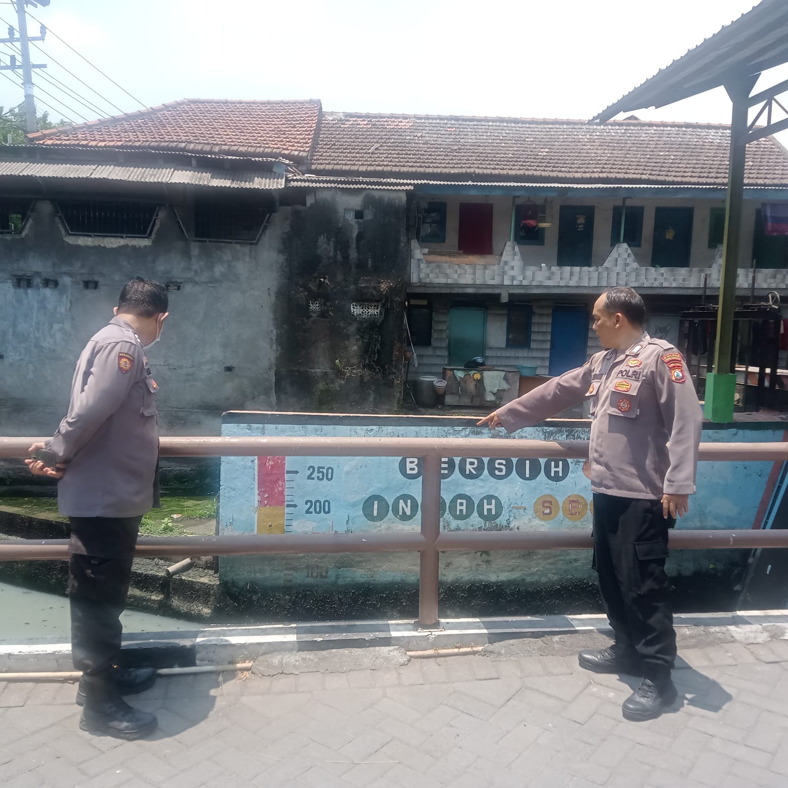 Polsek Krembangan Laksanakan Pengecekan Debit Air Tanjung Sadari, Antisipasi Adanya Potensi Banjir