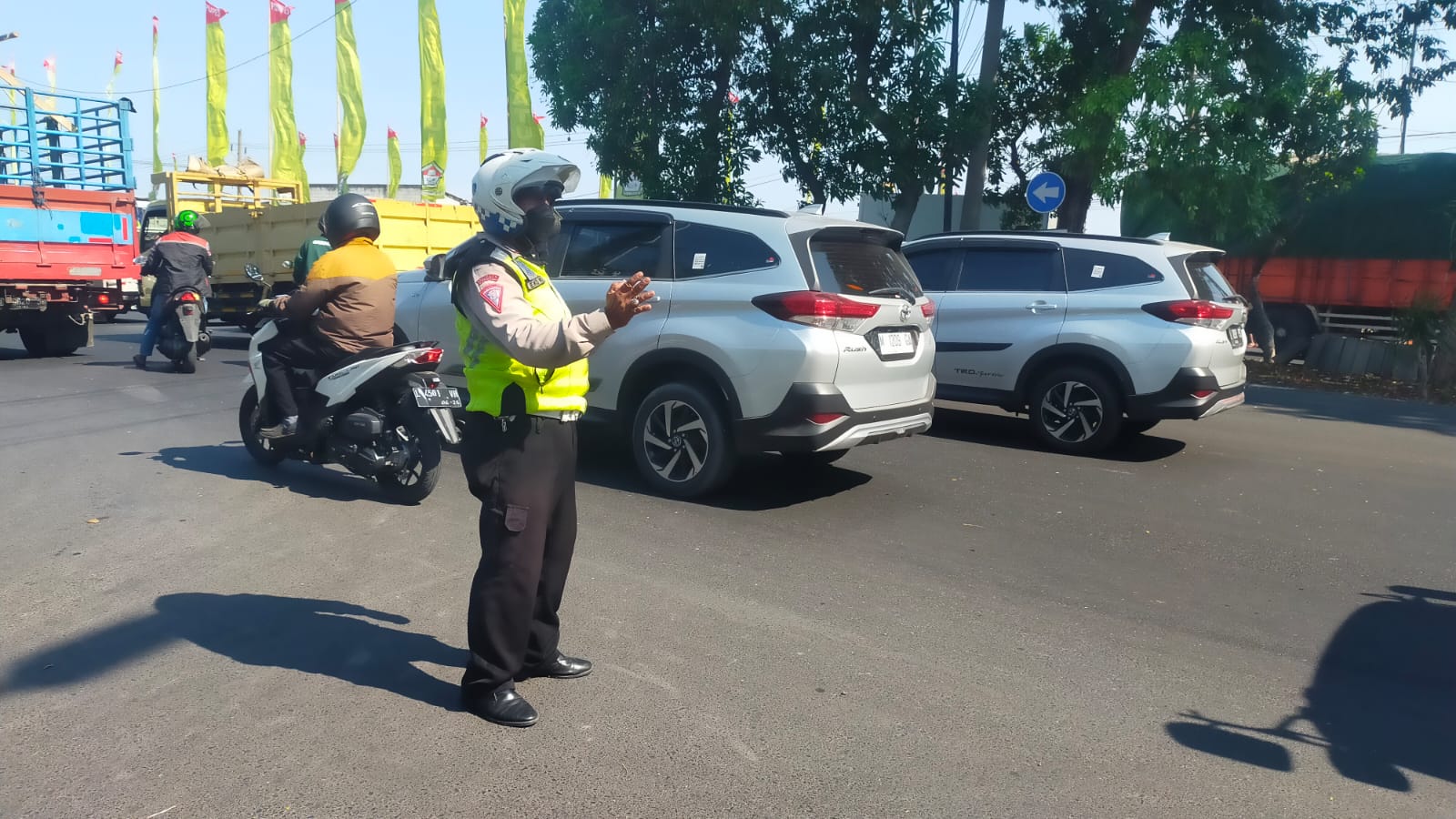 Polsek Asemrowo Turut Mengatur Lalu Lintas di Jembatan Genting
