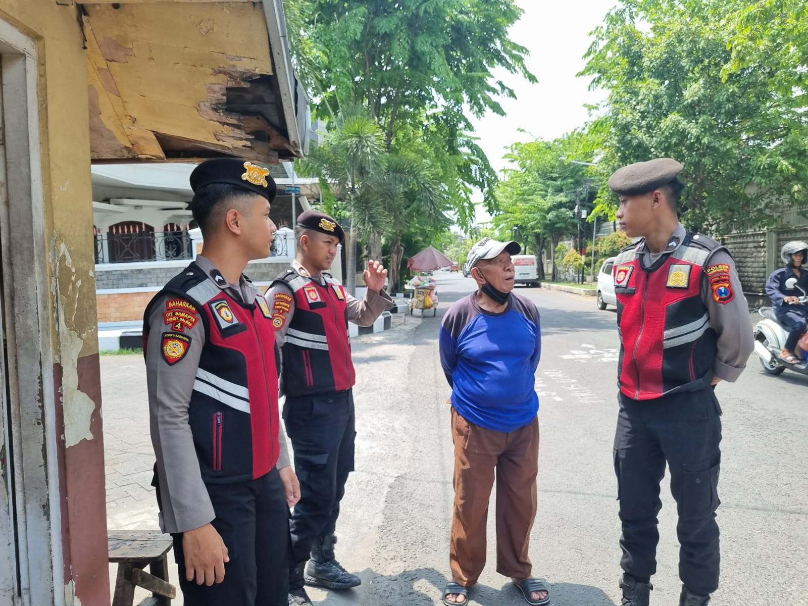 Polres Pelabuhan Tanjung Perak Laksanakan Patroli Keamanan Sekaligus Sampaikan Pesan Kamtibmas