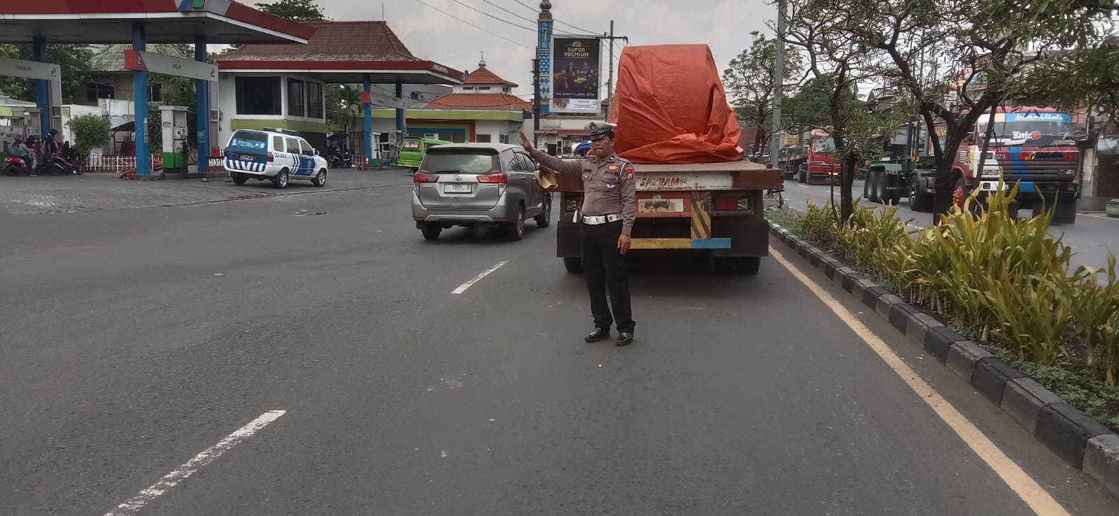 Polsek Krembangan Atasi Gajah Mogok di Depan SPBU Antariksa, Arus Lalin Tetap Lancar