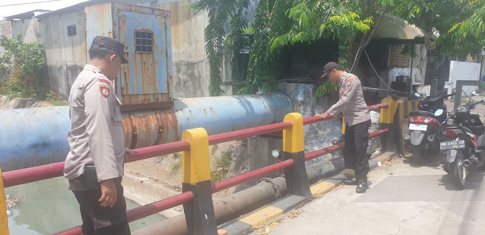 Polsek Krembangan Laksanakan Pengecekan Debit Air Sungai Antisipasi Adanya Potensi Banjir