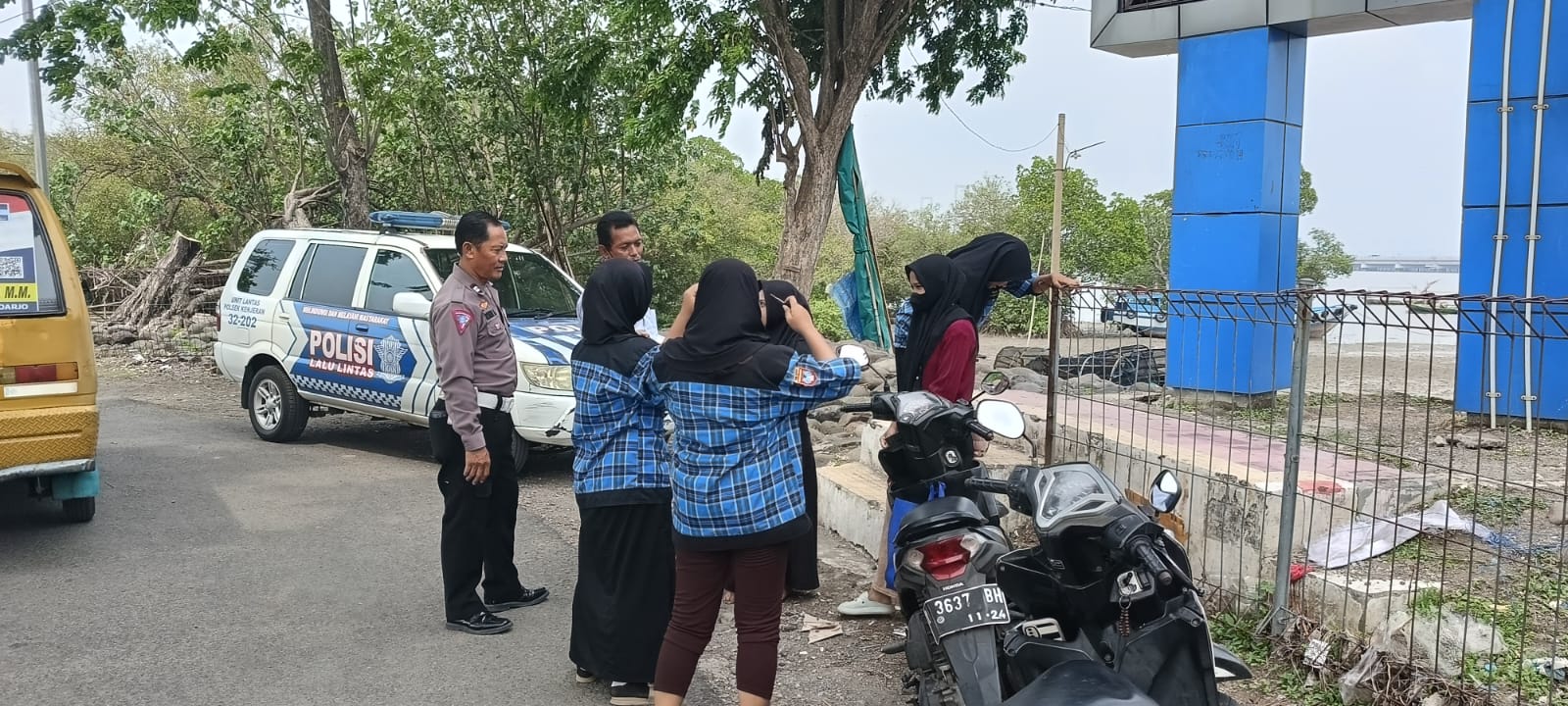 Polsek Kenjeran Awasi 3 Cepu dan Lakukan Dialogis dengan Siswa Cangkruk di Pantai Tambak Wedi Lama