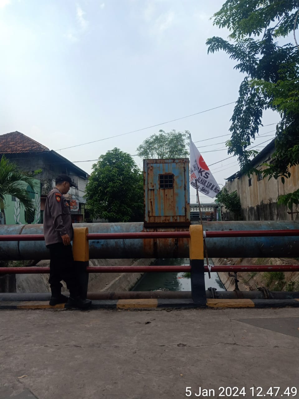 Polsek Krembangan Cek Debit Air Sungai, Cegah Adanya Potensi Banjir
