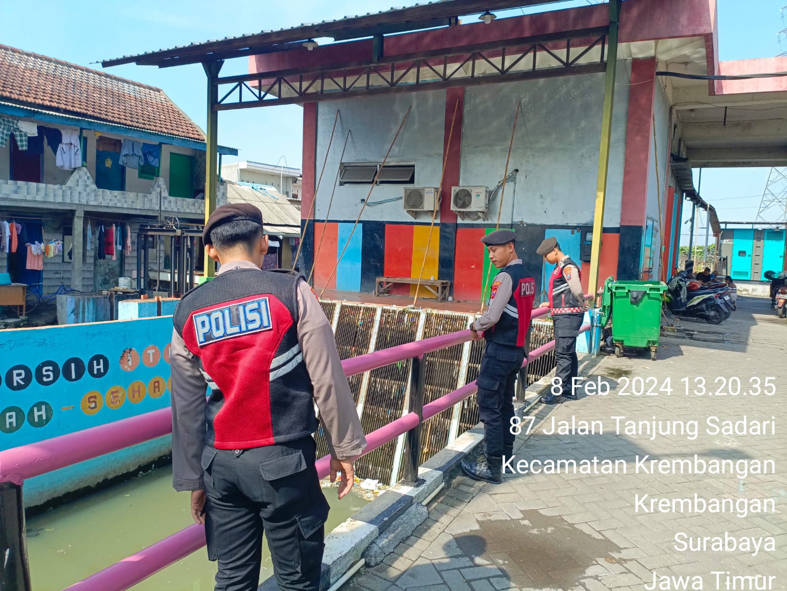 Unit Raimas Sat Samapta Polres Pelabuhan Tanjung Perak Antisipasi Pasang Air Laut dengan Pengecekan Debit Air di Rumah Pompa Kalimas