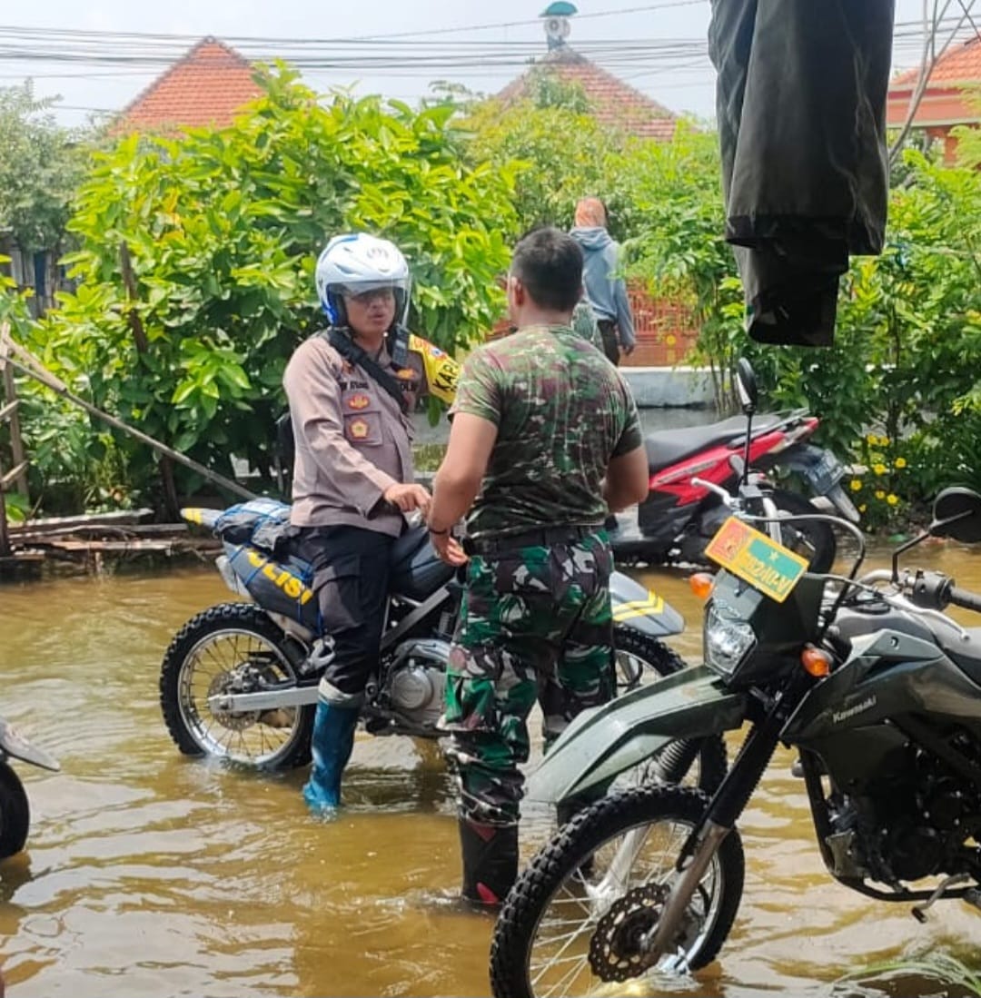 Sinergitas, Polisi Bersama TNI dan BPBD Tangani Banjir di Sidoarjo