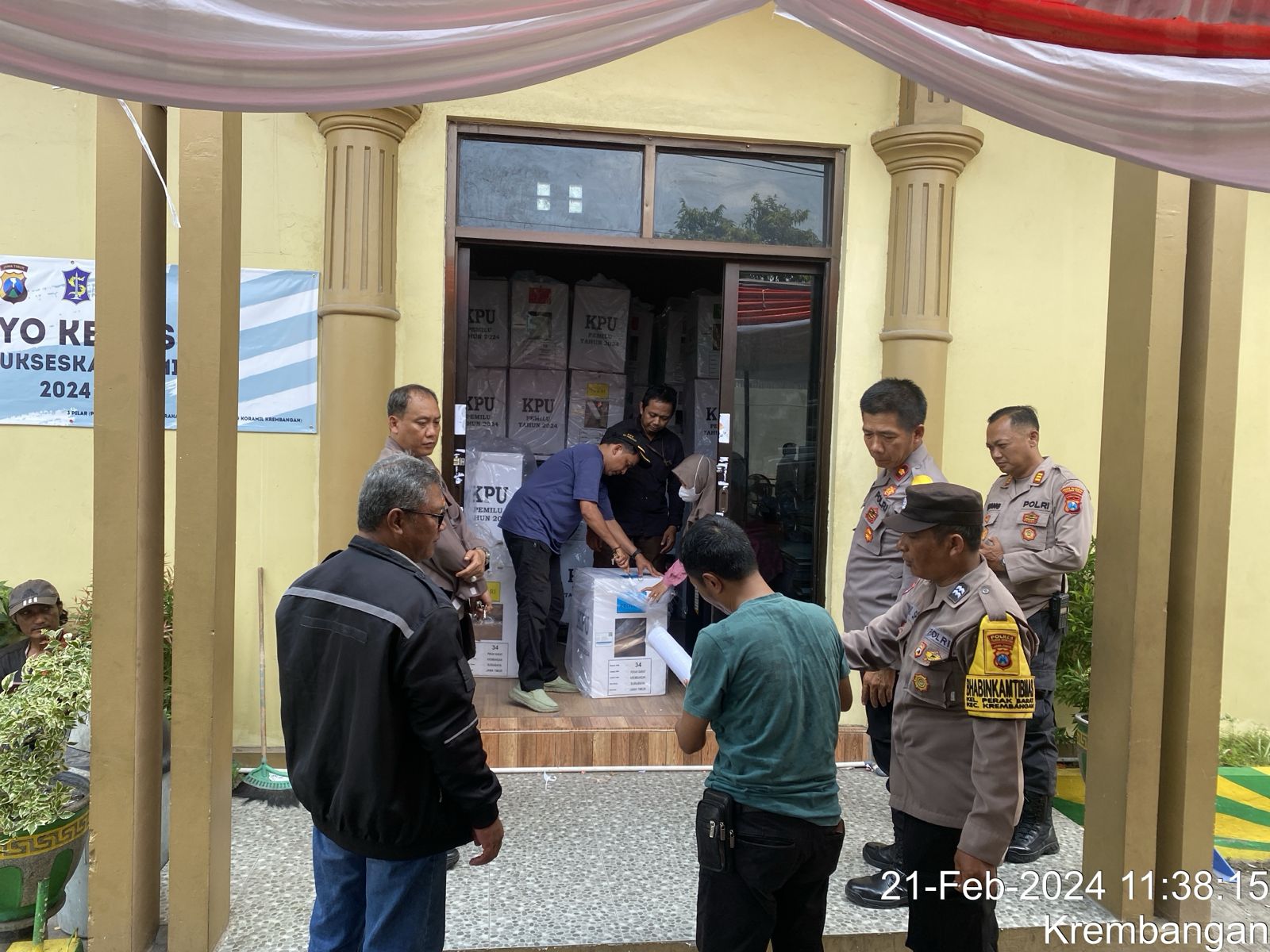 Kapolsek dan Wakapolsek Krembangan Awasi Ketat Gudang Logistik Pemilu di Balai RW 3 Morokrembangan