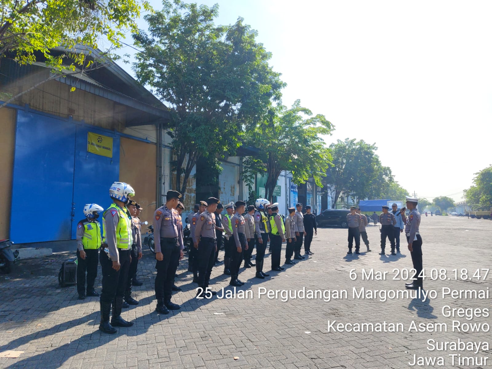 Pengamanan oleh Kanit Intelkam Polsek Asemrowo di Margomulyo Permai