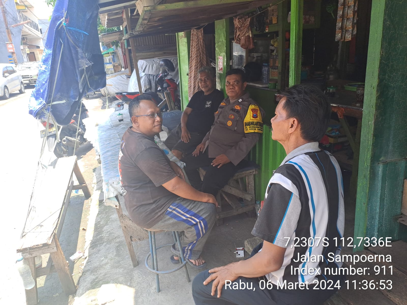 Bhabinkamtibmas Krembangan Utara Ajak Warga Cangkrukan di Warkop, Sampaikan Himbauan Keamanan