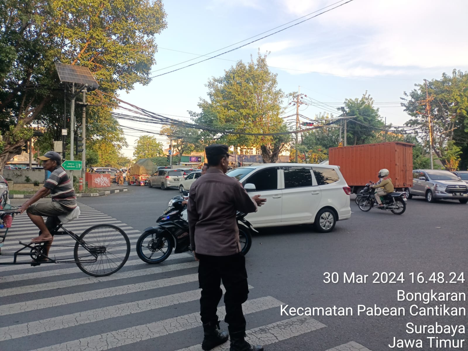 Polsek Pabean Cantikan Pantau Arus Lalin di Perempatan Vital, Lalu Lintas Lancar