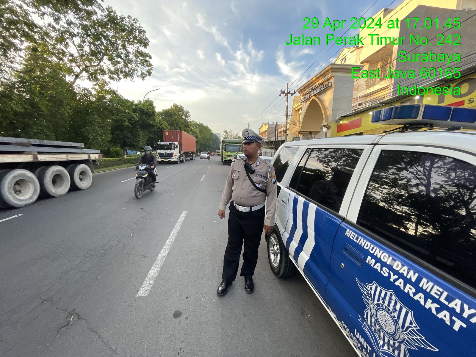 Polsek Pabean Cantikan Patroli Keamanan Lalu Lintas di Jalan Perak Timur: Arus Lancar, Situasi Aman dan Kondusif